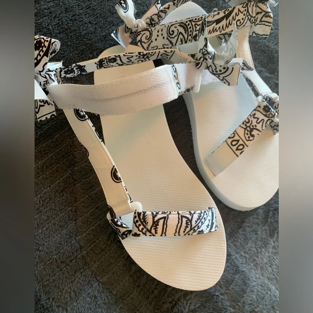 SUMMER - WHITE PAISLEY SANDALS With bandanna print